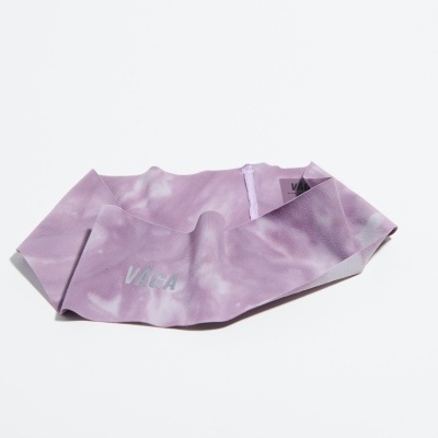 Gorro de banho lilás com padrão tie-dye e texto 'VOGA' prateado