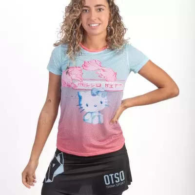 Mulher com t-shirt Hello Kitty azul e rosa e saia desportiva preta com texto OTSO THINK SPORT