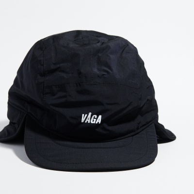 Boné preto com texto VÅGA na frente