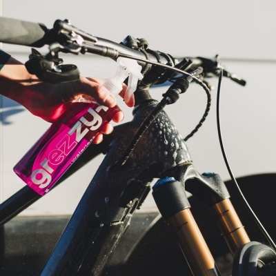 Frasco spray rosa a limpar quadro de bicicleta preto com suspensão dourada