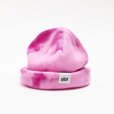 Gorro de malha rosa tie-dye com etiqueta VÁGA