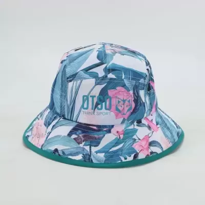 Chapéu pescador azul e rosa com padrão floral e texto OTSO THINK SPORT