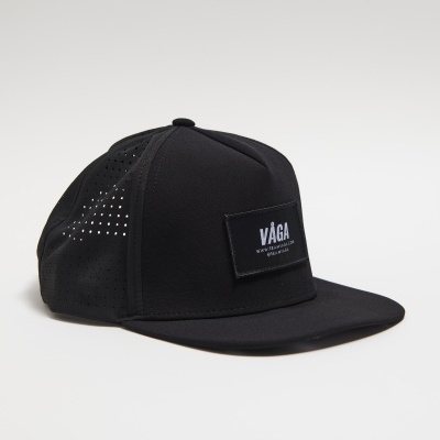 Boné preto com pala reta e etiqueta VÁGA