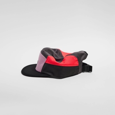 Boné multicolorido com viseira preta e fecho ajustável.