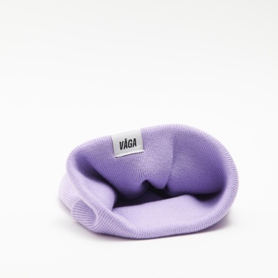 Gorro lilás de tricô com etiqueta VÂGA