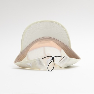 Chapéu branco com aba rosa claro e cordão ajustável preto