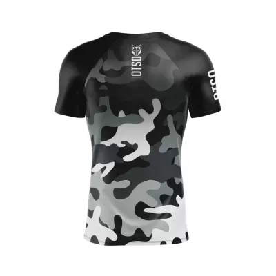 T-shirt desportiva camuflada em tons de cinza e preto com texto OTso