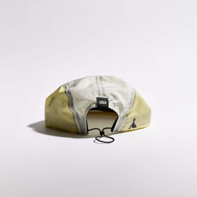 Boné amarelo e branco com etiqueta VÅGA