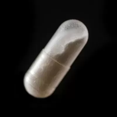 Cápsula translúcida de gel com conteúdo em pó