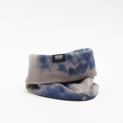 Cachecol tubular tie-dye azul e bege com etiqueta VAGAN