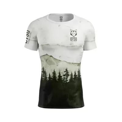 T-shirt branca com padrão de floresta e montanhas e logo OTSO