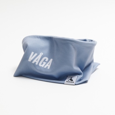 Bolsa de tecido cinzento azulado com texto A VAGA e etiqueta com logótipo