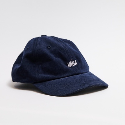 Boné azul escuro com texto branco VÁGA