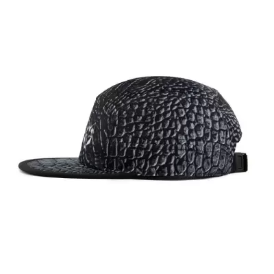 Boné preto com padrão imitação pele de crocodilo e aba plana