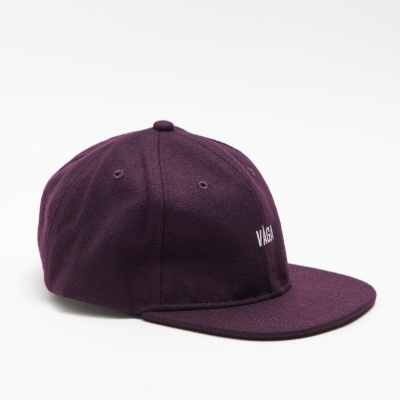 Boné de beisebol roxo com aba plana e bordado 'VILA'