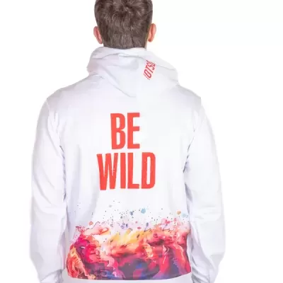 Sweatshirt branca com texto BE WILD e padrão colorido nas costas