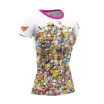 T-shirt branca com estampa colorida de emojis e personagens, gola rosa.