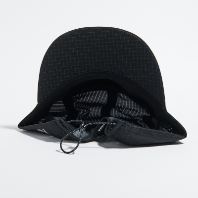 Chapéu preto com padrão e cordão de ajuste