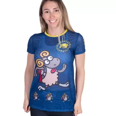 T-shirt azul com design de ovelha caricata e texto XUKUMUS