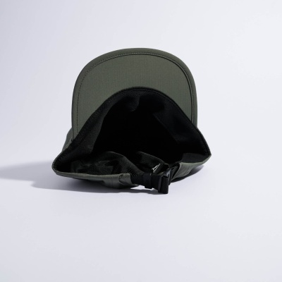 Boné verde-oliva visto de frente com interior preto e ajuste traseiro.