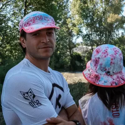 Dois chapéus desportivos com padrão floral e logo OTSO THINK SPORT ao ar livre