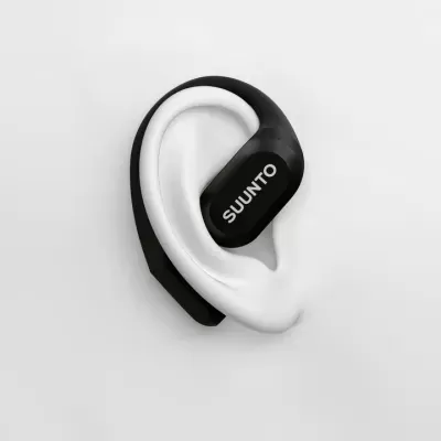 Auricular preto com suporte branco para a orelha e marca SUUNTO
