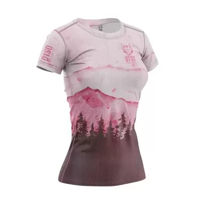 T-shirt feminina rosa e castanha com estampa de montanhas, árvores e texto OTSO