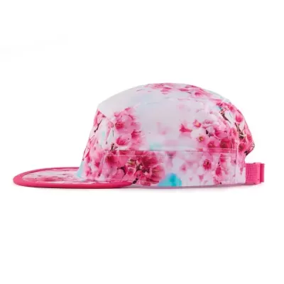 Boné colorido com padrão floral rosa