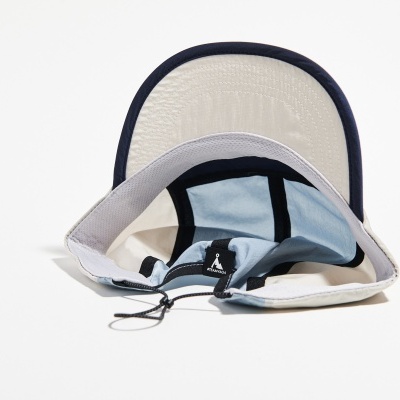 Boné branco com aba bege e interior azul claro aberto