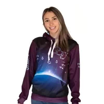 Mulher com sweatshirt de capuz com estampa espacial e calças de ganga