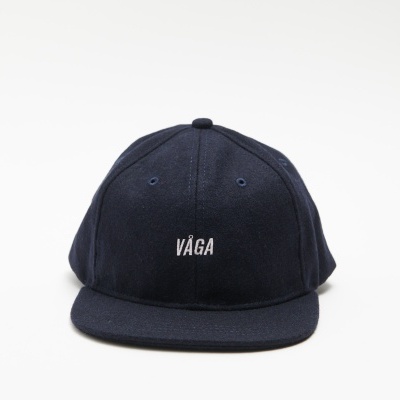 Boné azul escuro com texto branco VÅGA
