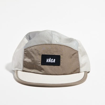 Boné desportivo bege e castanho claro com logótipo VAGA na frente