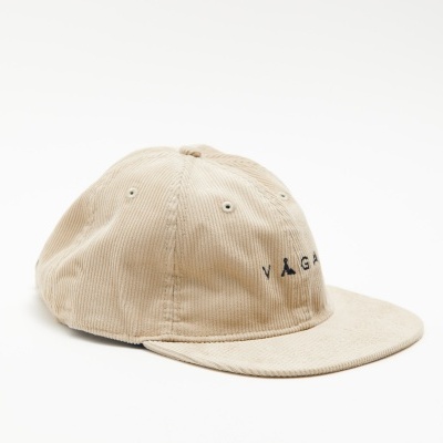 Boné corduroy bege com bordado preto 'VAGAB' em fundo branco