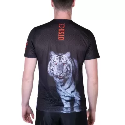 Homem de costas a usar t-shirt preta técnica com imagem de tigre branco e texto laranja OSLO