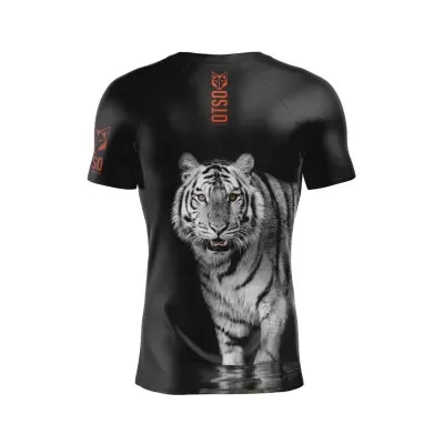 Camiseta preta com imagem realista de tigre branco e texto laranja OTSO