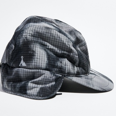 Boné cinza com padrão quadriculado, com aba e proteção para as orelhas