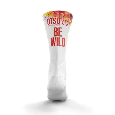 Meia desportiva branca com texto e padrão colorido na parte superior