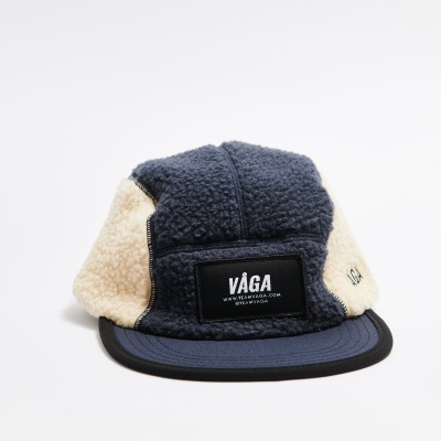 Boné azul escuro e branco creme com etiqueta preta VÁGA