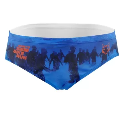 Cueca de banho azul com padrão de triatlo e texto nas laterais