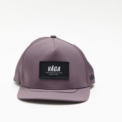 Boné roxo com etiqueta preta e texto VÁGA THE ORIGINAL MADE IN PORTUGAL