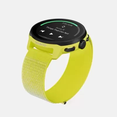 Relógio inteligente amarelo da marca SUUNTO com ecrã digital a mostrar controlo de música