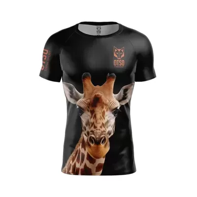T-shirt preta com estampa de girafa e logo OTSO em laranja