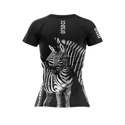 T-shirt preta feminina com estampa de zebras e texto OSLO branco