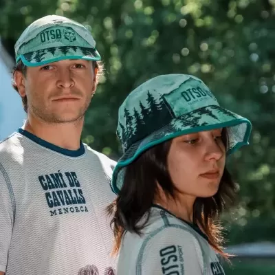 Dois modelos com roupa desportiva e chapéus com padrão de árvores e texto OTSO THINK SPORT.