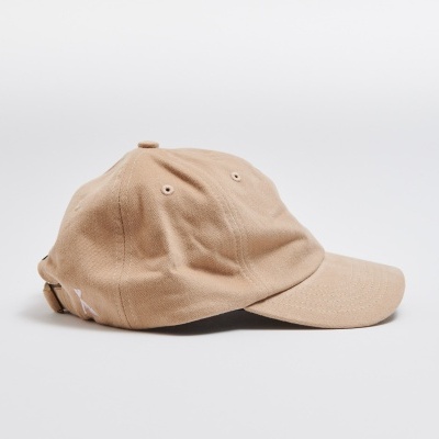 Boné bege texturizado com aba curva e ajuste traseiro