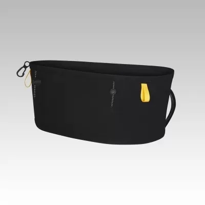 Bolsa desportiva preta com detalhes amarelos e fechos, fundo cinza