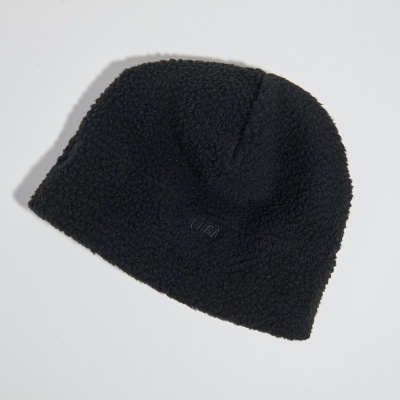 Gorro preto felpudo com etiqueta pequena no centro.