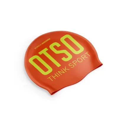 Touca de natação laranja com texto amarelo 'OTSO THINK SPORT'