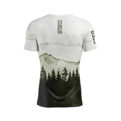 Camiseta branca com padrão de paisagem e texto 'OSLO'
