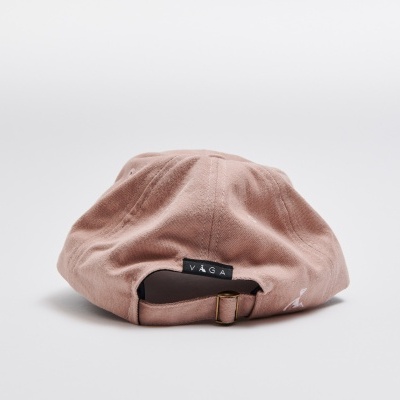 Boné rosa claro em tecido com fecho ajustável e etiqueta VAGA